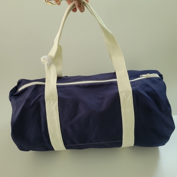 Pink Victoria's Secret NWT Canvas Duffle bag. - Picture 3 of 11